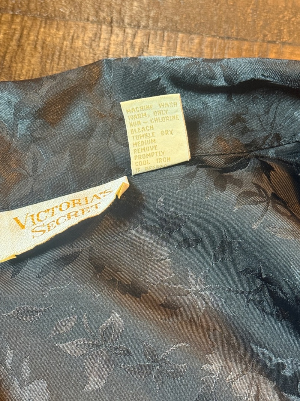 Vintage Victoria’s Secret Gold Label Satin Robe Black Floral M/L - Picture 10 of 11